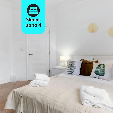 Chic 1Br House In Hounslow - 12 Mins From Heathrow Airport Apartment Feltham Ngoại thất bức ảnh