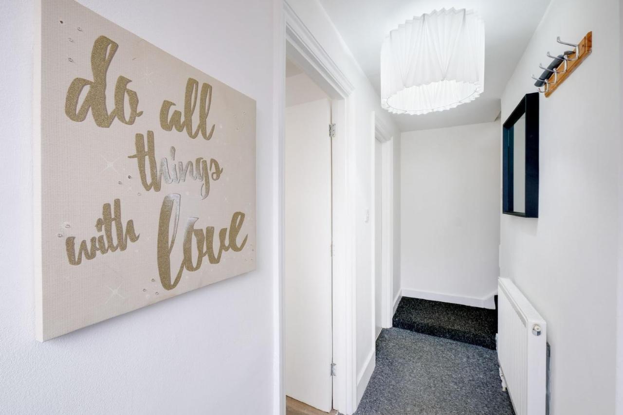 Chic 1Br House In Hounslow - 12 Mins From Heathrow Airport Apartment Feltham Ngoại thất bức ảnh