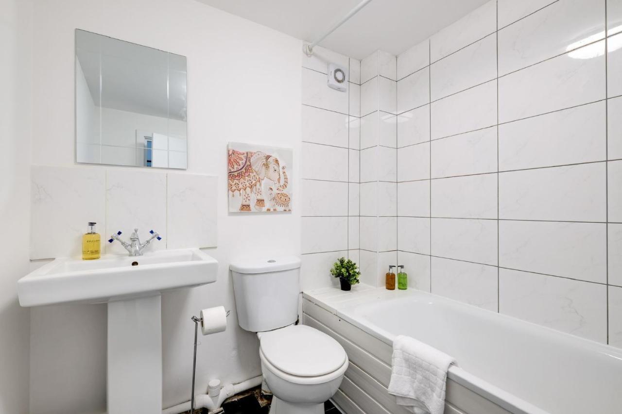 Chic 1Br House In Hounslow - 12 Mins From Heathrow Airport Apartment Feltham Ngoại thất bức ảnh
