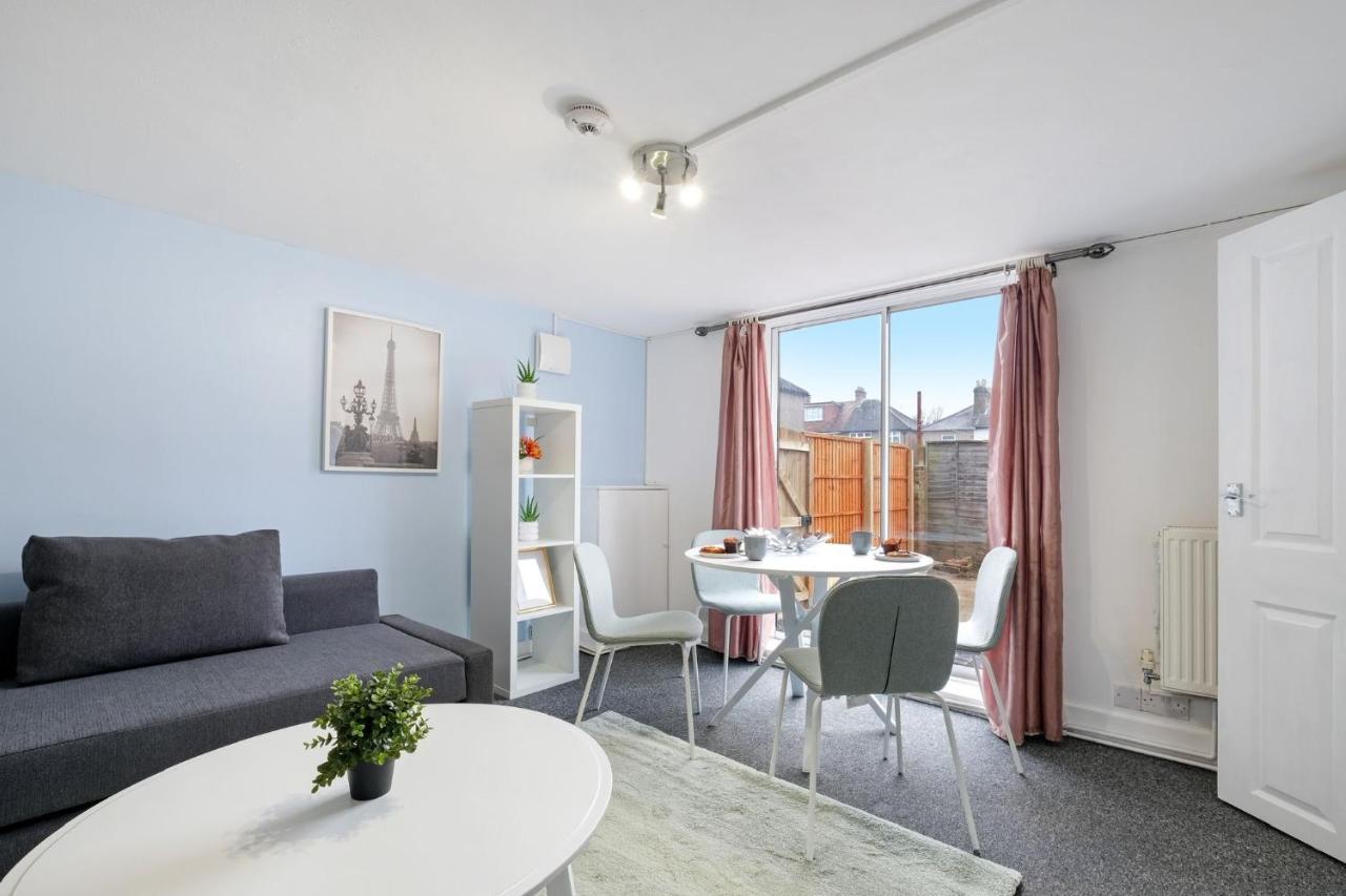 Chic 1Br House In Hounslow - 12 Mins From Heathrow Airport Apartment Feltham Ngoại thất bức ảnh