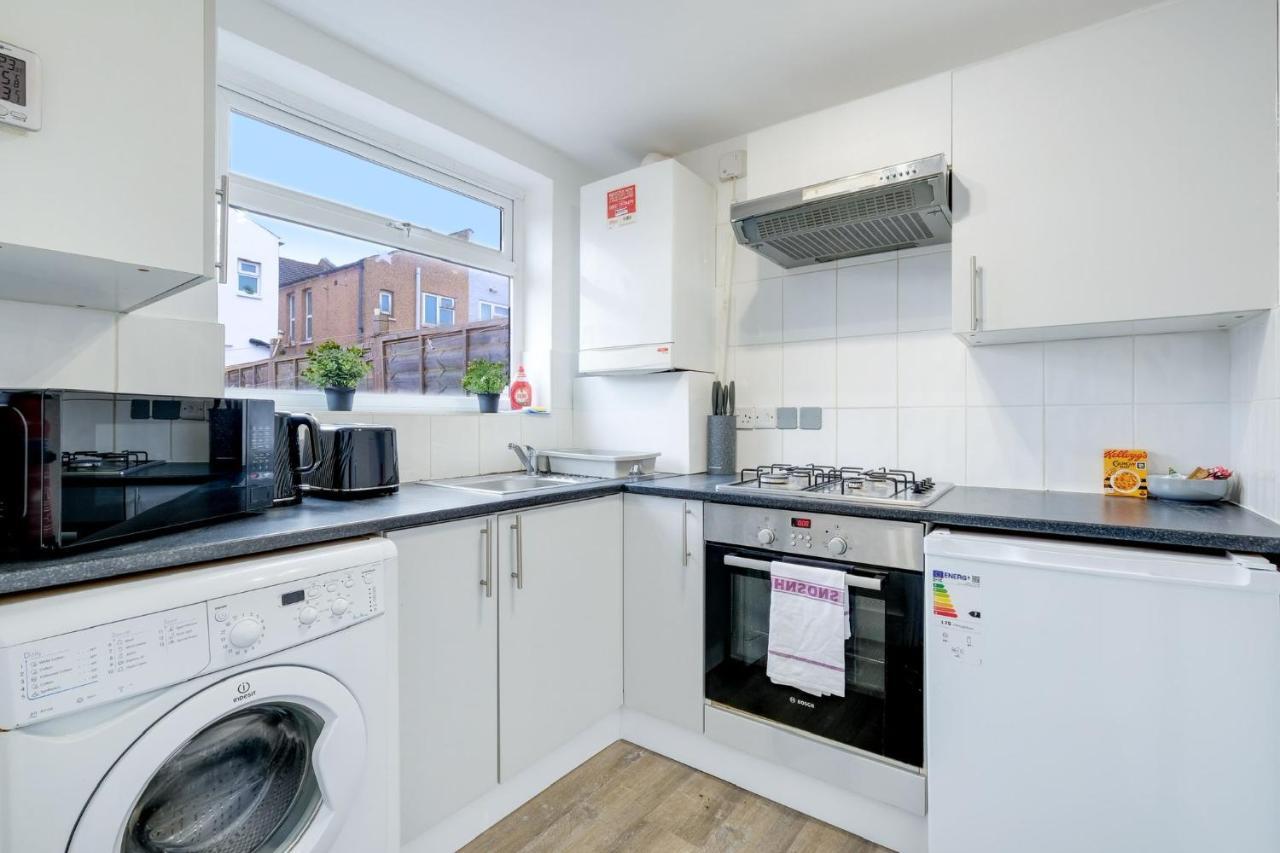 Chic 1Br House In Hounslow - 12 Mins From Heathrow Airport Apartment Feltham Ngoại thất bức ảnh