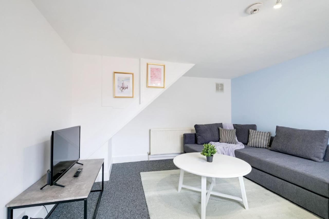 Chic 1Br House In Hounslow - 12 Mins From Heathrow Airport Apartment Feltham Ngoại thất bức ảnh