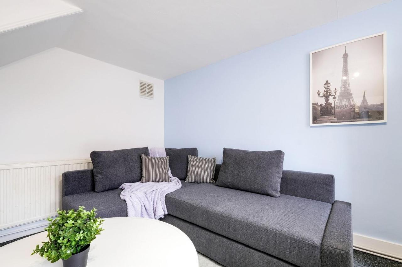 Chic 1Br House In Hounslow - 12 Mins From Heathrow Airport Apartment Feltham Ngoại thất bức ảnh
