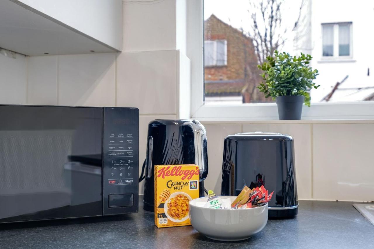 Chic 1Br House In Hounslow - 12 Mins From Heathrow Airport Apartment Feltham Ngoại thất bức ảnh