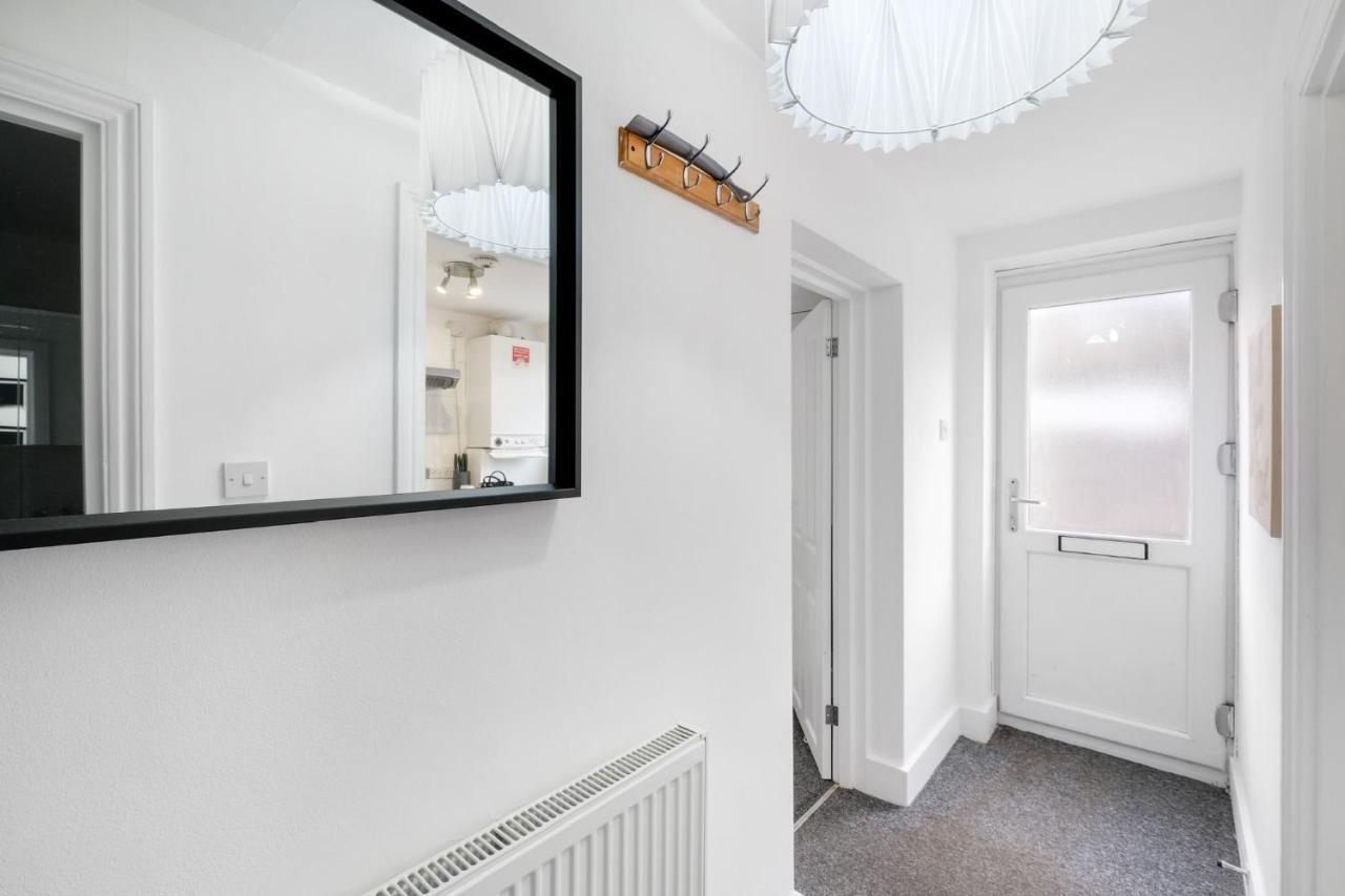 Chic 1Br House In Hounslow - 12 Mins From Heathrow Airport Apartment Feltham Ngoại thất bức ảnh